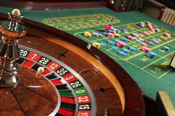 pbowin Sakong table interface showing card hand rankings and player positions on mobile screen